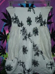 Cute strapless top with pockets